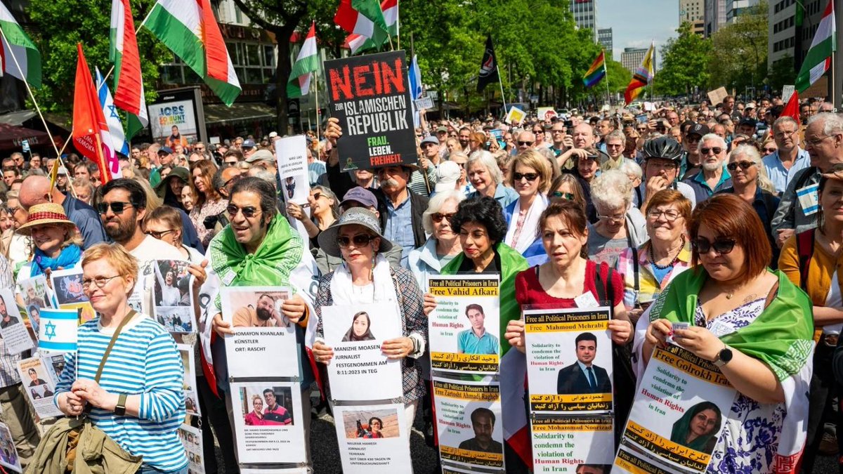 'Hunderte Menschen sind am Sonnabend in #Hamburg gegen #Islamismus und #Antisemitismus, sowie für freiheitliche Werte und das Grundgesetz auf die Straße gegangen.'

Herzerwärmend für mich, wie deutlich sich unsere Deutsch-Iranische Diaspora wieder einmal deutlich positioniert.