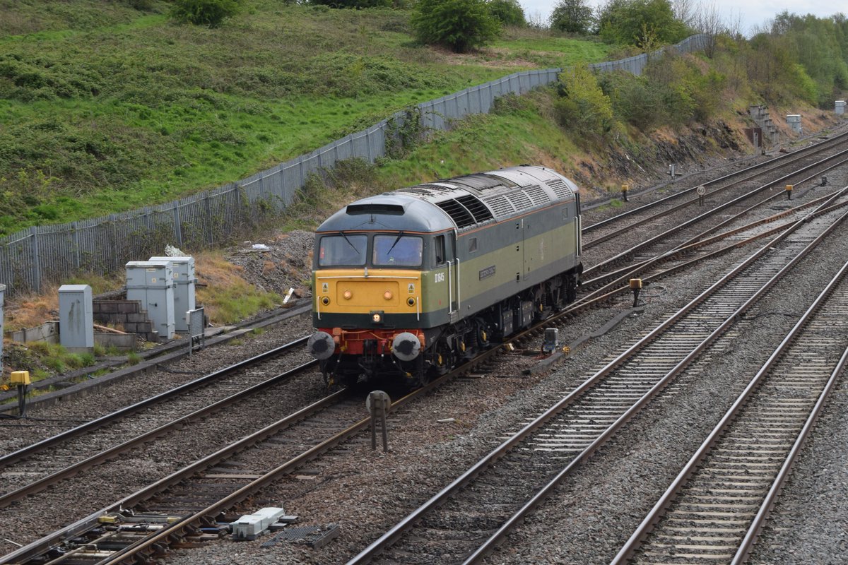 #sulzersunday - The lone ranger from @RailFreight returns to my land as 47830 'Beeching's Legacy' makes it's way round to Barrow Hill to pick up empty wagons for Tunstead Sidings. From the usual haunt over at Chesterfield... #class47 #classictraction