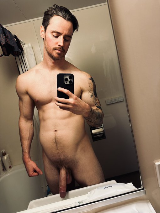 Hanging low today. 😛 https://t.co/fNuSqtGteQ