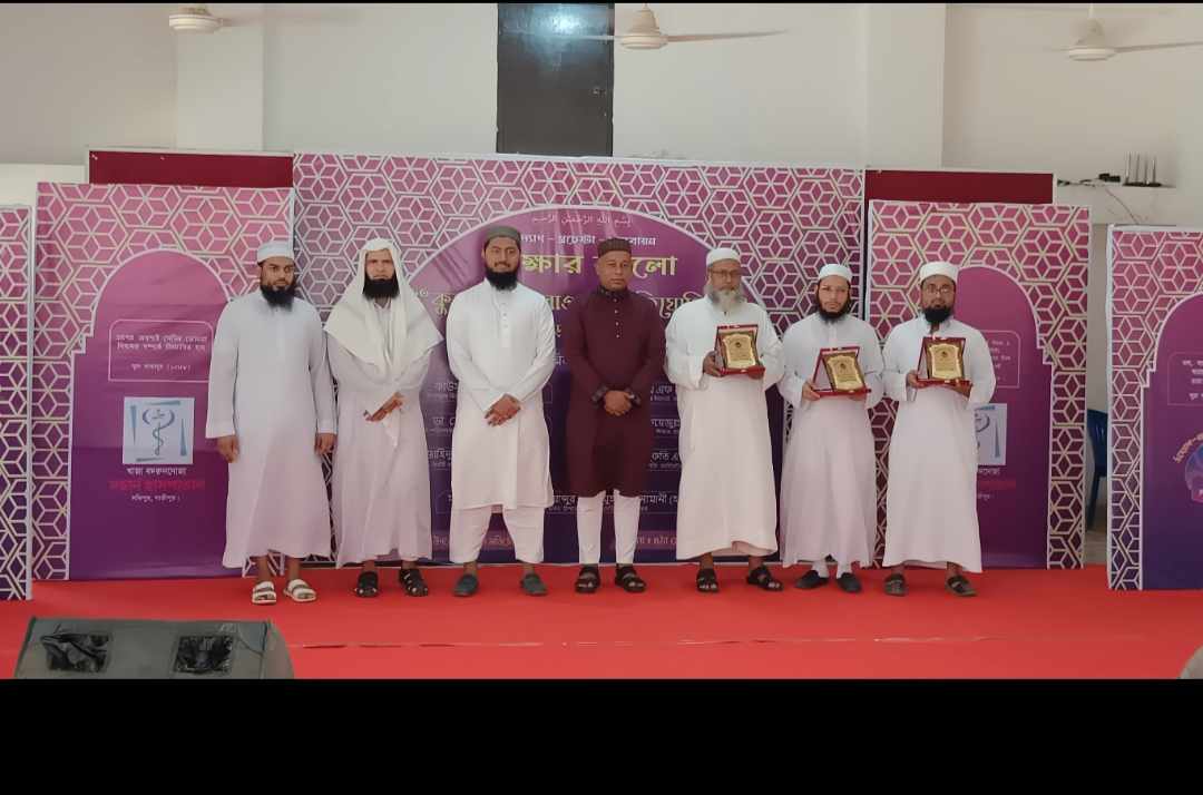 কালিয়াকৈরে কুরআন তিলাওয়াতে বিজয়ীদের মাঝে পুরস্কার বিতরণ