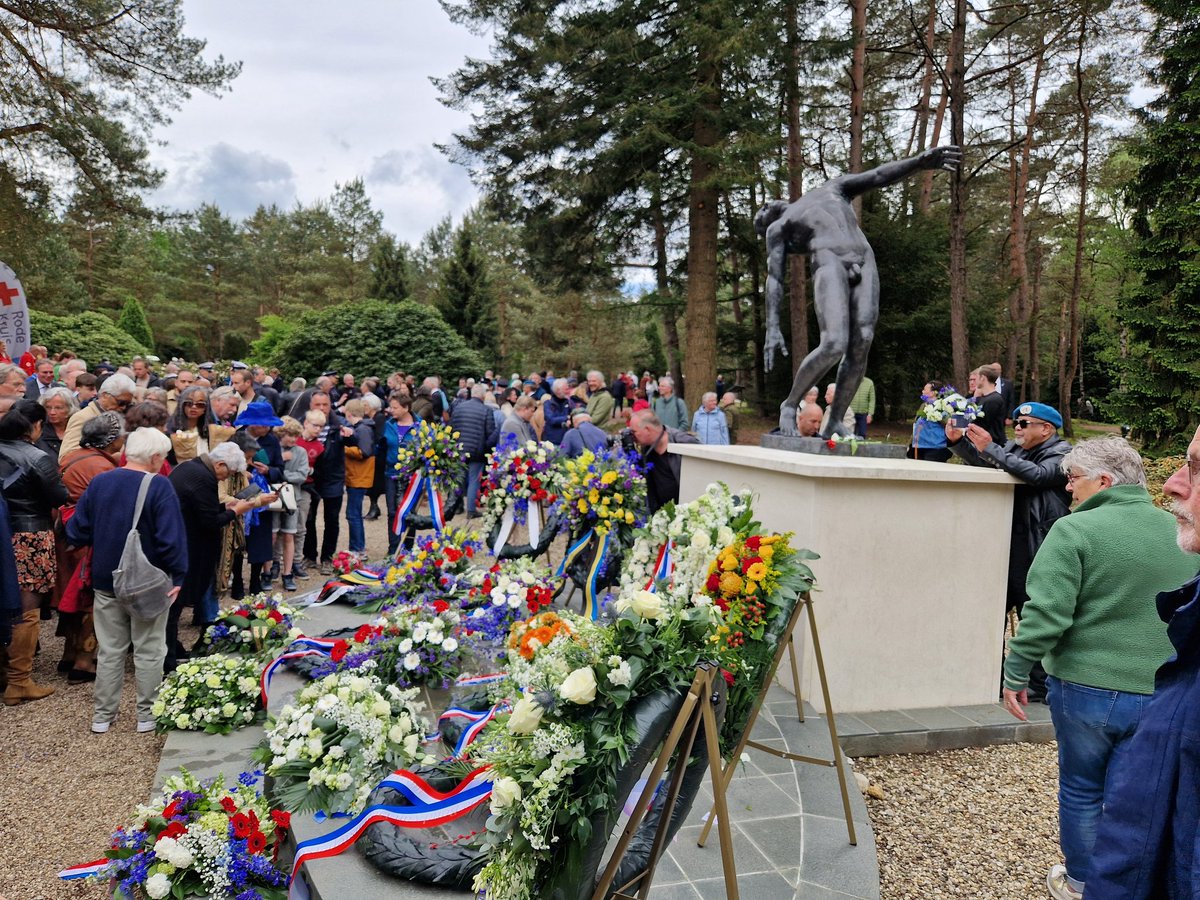 Vanmiddag legde ik samen met de @Krijgsmachtadj namens @Defensie een krans bij het 'Eerbewijs' op het Nationaal Ereveld Loenen. Door de slachtoffers en gevolgen van oorlog te #herdenken, brengen we de enorme waarde van vrede en #vrijheid over op volgende generaties.