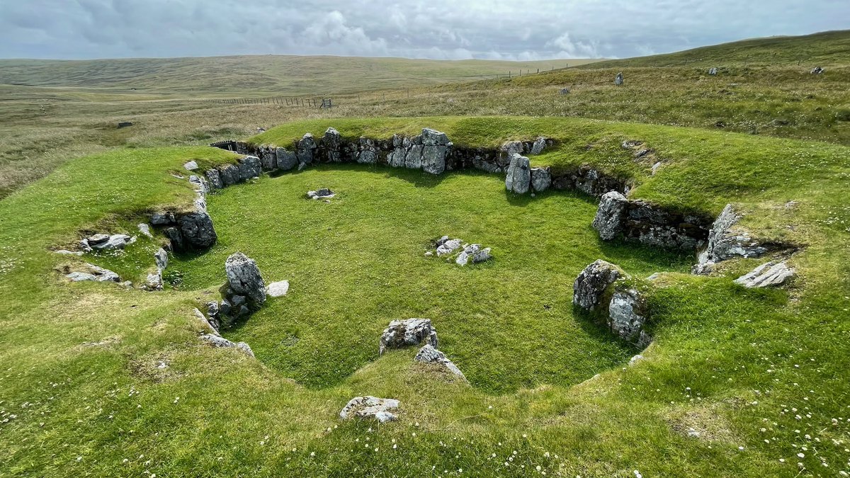 Stanydale Temple - a Neolithic structure located near Walls on the west mainland of Shetland. While referred to as a ‘temple’ in the 1940s by Charles Calder who excavated the site, its purpose is unknown, though possibly ceremonial in function. #Prehistory #Shetland 📸 My own.