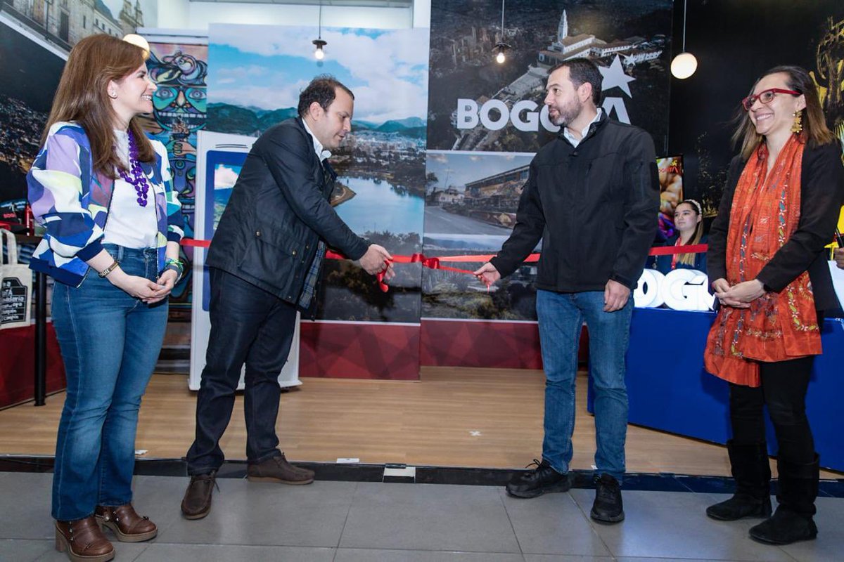 Bogota's tweet photo. Hoy inauguramos el Punto de Información Turística Internacional #PIT en @BOG_ELDORADO! El alcalde @carlosgfalan y el director del @IDTBogota, @AnSANTAMARIA, dan apertura a este espacio que brindará asistencia, orientación y ubicación de sitios de interés a nuestros visitantes extranjeros.