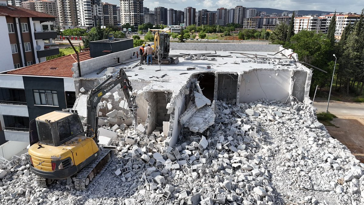 Geçit yok! Mahkeme süreci tamamlanan kaçak yapıların yıkımını gerçekleştiriyoruz. Daha düzenli bir şehirde daha güvenli bir hayat için çalışmalarımıza hız kesmeden devam ediyoruz. Çevrenizde bu tür yapılar var ise bizimle irtibata geçebilirsiniz. #Şahinbey #Gaziantep