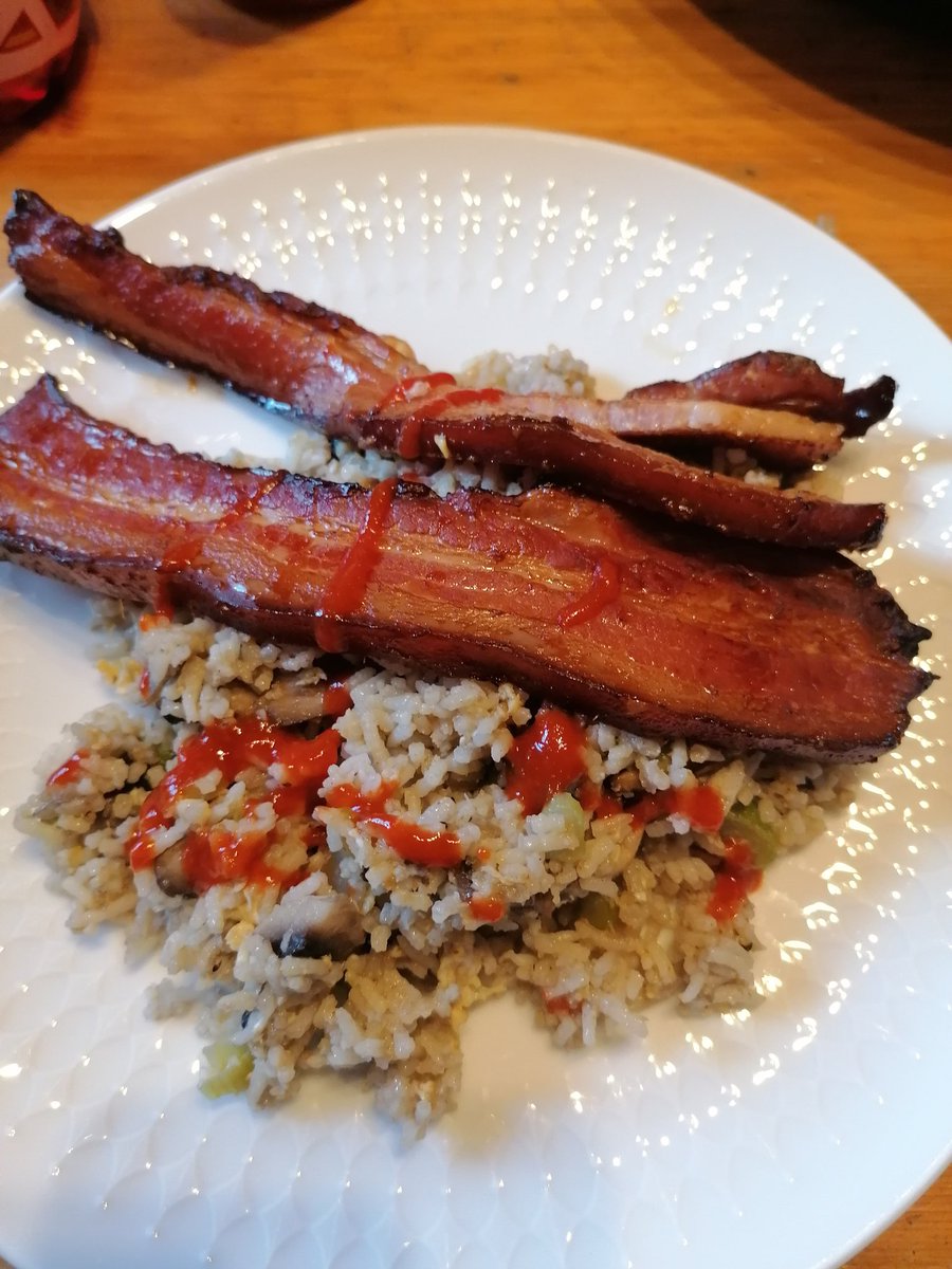 Stirfried Reis mit Lauchzwiebeln und Pilzen dazu honey glazed crispy bacon