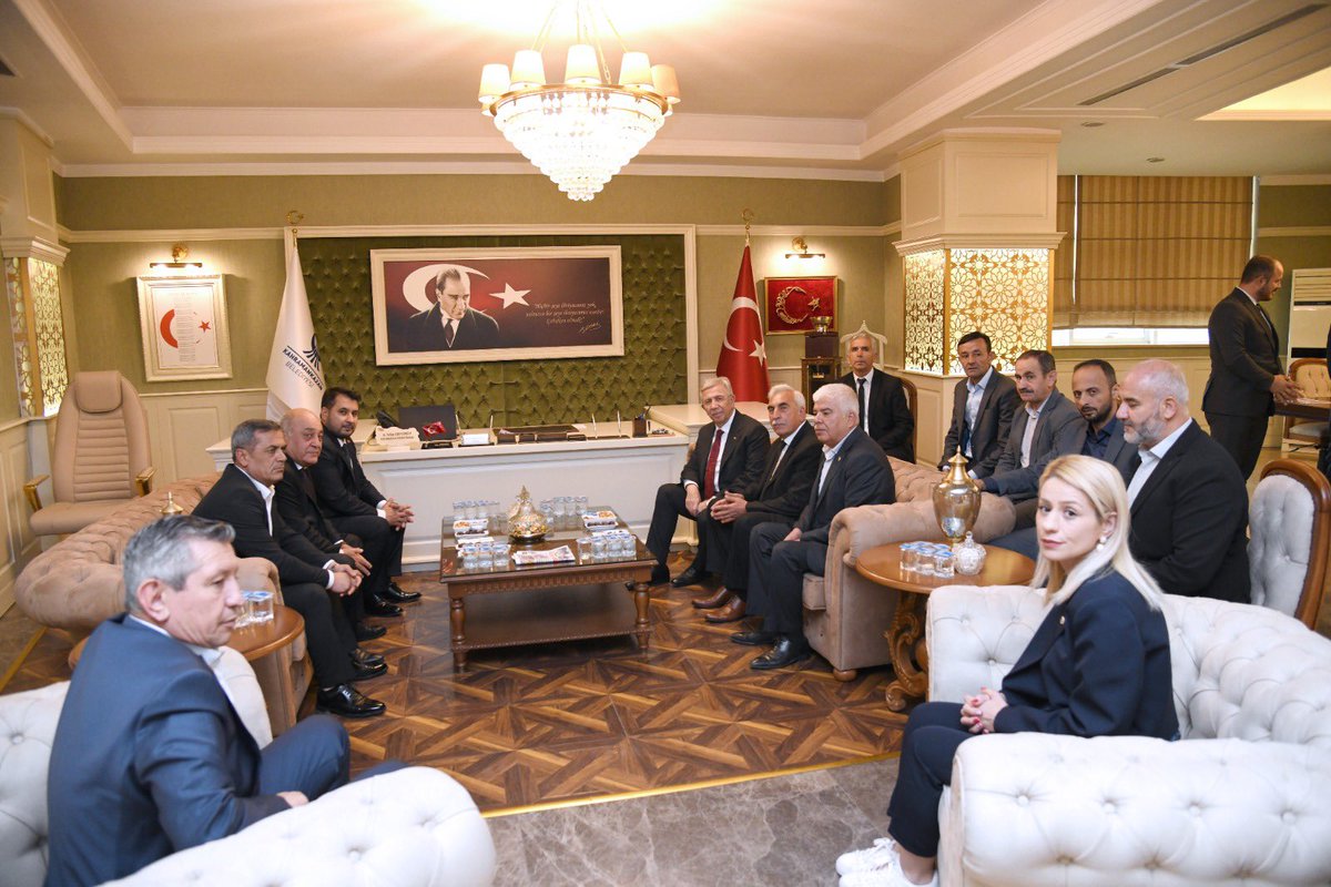 Ankara Büyükşehir Belediye Başkanımız Sayın Mansur Yavaş, Başkanımız Sayın Selim Çırpanoğlu’nu makamında ziyaret etti. Nazik ziyaretlerinden dolayı, Mansur Başkanımıza teşekkür ediyoruz. @selimcirpanoglu