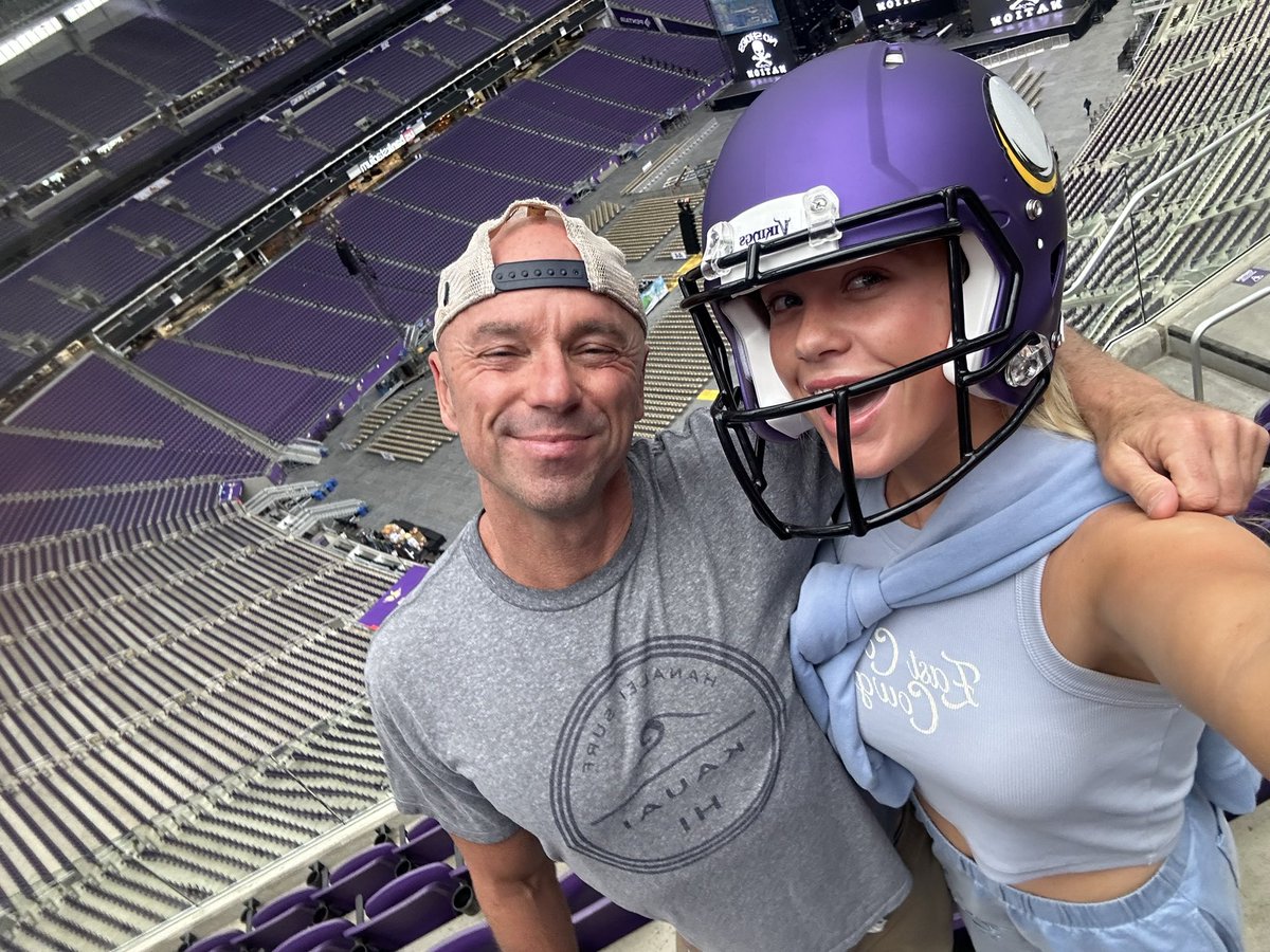 So thrilled to be back in Minneapolis at the home of the Minnesota @Vikings. Also proud to be out all summer with my colleagues. #SunGoesDownTour is off to a great start.