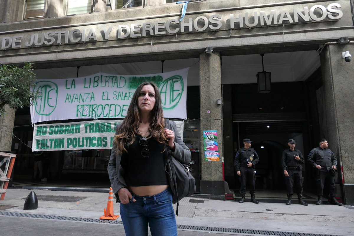 _AdrianPerez_'s tweet photo. 🇦🇷Entre la angustia y la resistencia, trabajadores que perdieron su empleo por decisión del gobierno argentino hablan sobre cómo fueron desvinculados.

✍️Mi crónica sobre los despidos en el gobierno de Javier Milei para @ladiaria.
https://t.co/hy7yiiSkeL
 
📸Enrique García Medina https://t.co/RdtiLWiqnJ