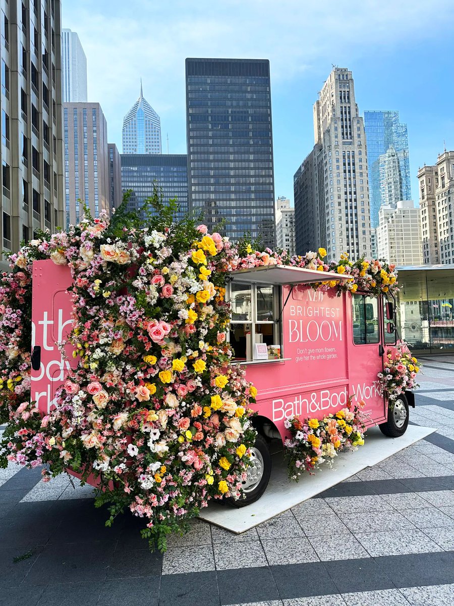 Our Brightest Bloom truck is making everything bloom in Chicago! 💐 If you're in the area, stop by Pioneer Court today (5/4) until 6PM or Humboldt Park tomorrow (5/5) until 4PM to create your own exclusive Mother’s Day gift at the DIY stations!