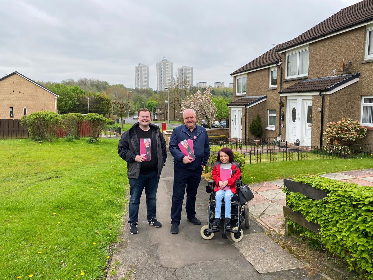 Good to be back home in Glasgow and straight back out on the doors in Summerston for @MartinRhodes21 - spoke to so many voters fed up with the SNP/Tory psycho drama who are ready to vote for change with @ScottishLabour at the general election whenever it comes #LabourDoorstep