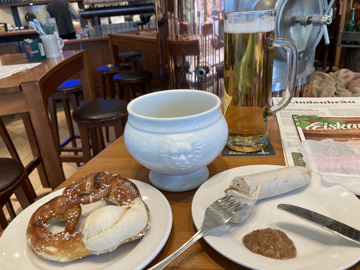 euro_tour's tweet photo. ベルリン(ドイツ)。
本日の風景より。
③ポツダム広場とソニーセンター
ソニーセンターの広場に面したビアレストラン・リンデンブロイで、白ソーセージとビール🍺をいただきました。 https://t.co/qhFNmo1LV1