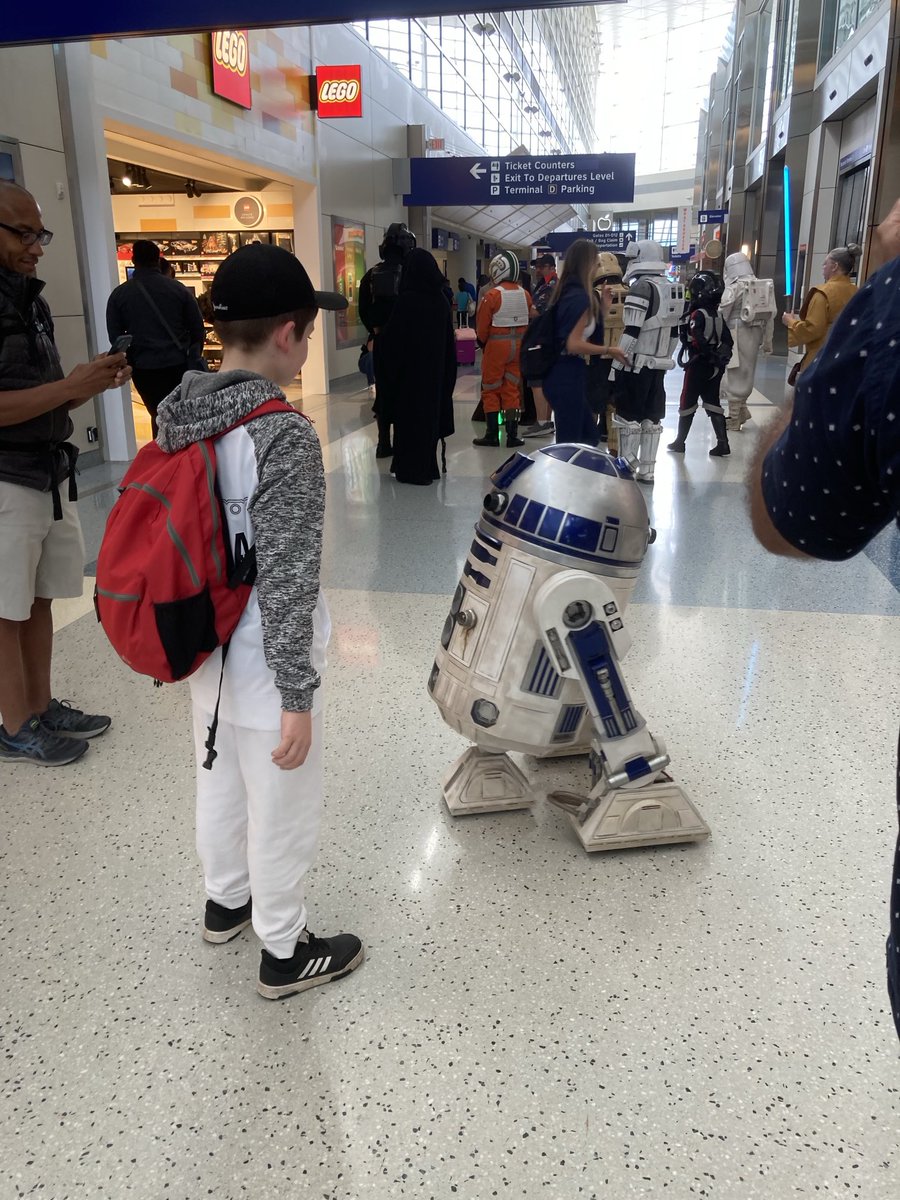 R2 has come to see us off. Safe flight all returning home after ⁦<a href="/VEXRobotics/">VEX Robotics</a>⁩  Worlds ⁦<a href="/VEXRoboticsUK/">VEX Robotics UK</a>⁩