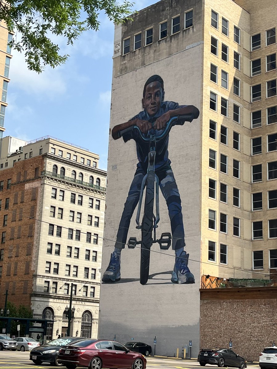 ElmanSenorita22's tweet image. Walking tour of #HTownMurals today! Incredible art all over the city. And met one of the artists, GONZO! #ImpressiveWork