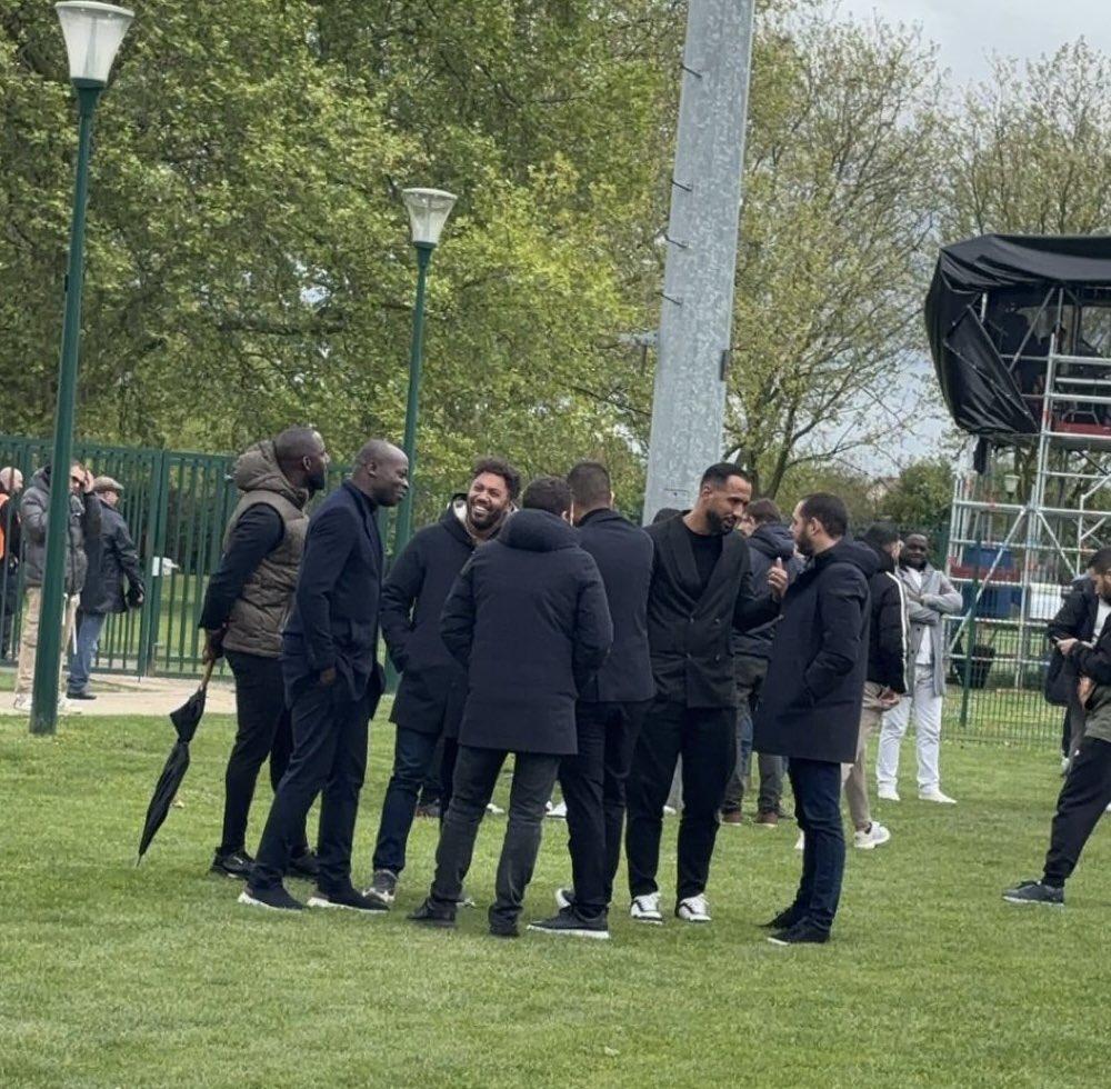 • Medhi Benatia, qui accorde une grande importance au développement du centre de formation, et Ali Zarrak, chargé de la cellule de recrutement, étaient présents à Reims pour la qualification des Minots pour la finale de la Coupe Gambardella 👍 @embou13 | #TeamOM 🔵⚪️