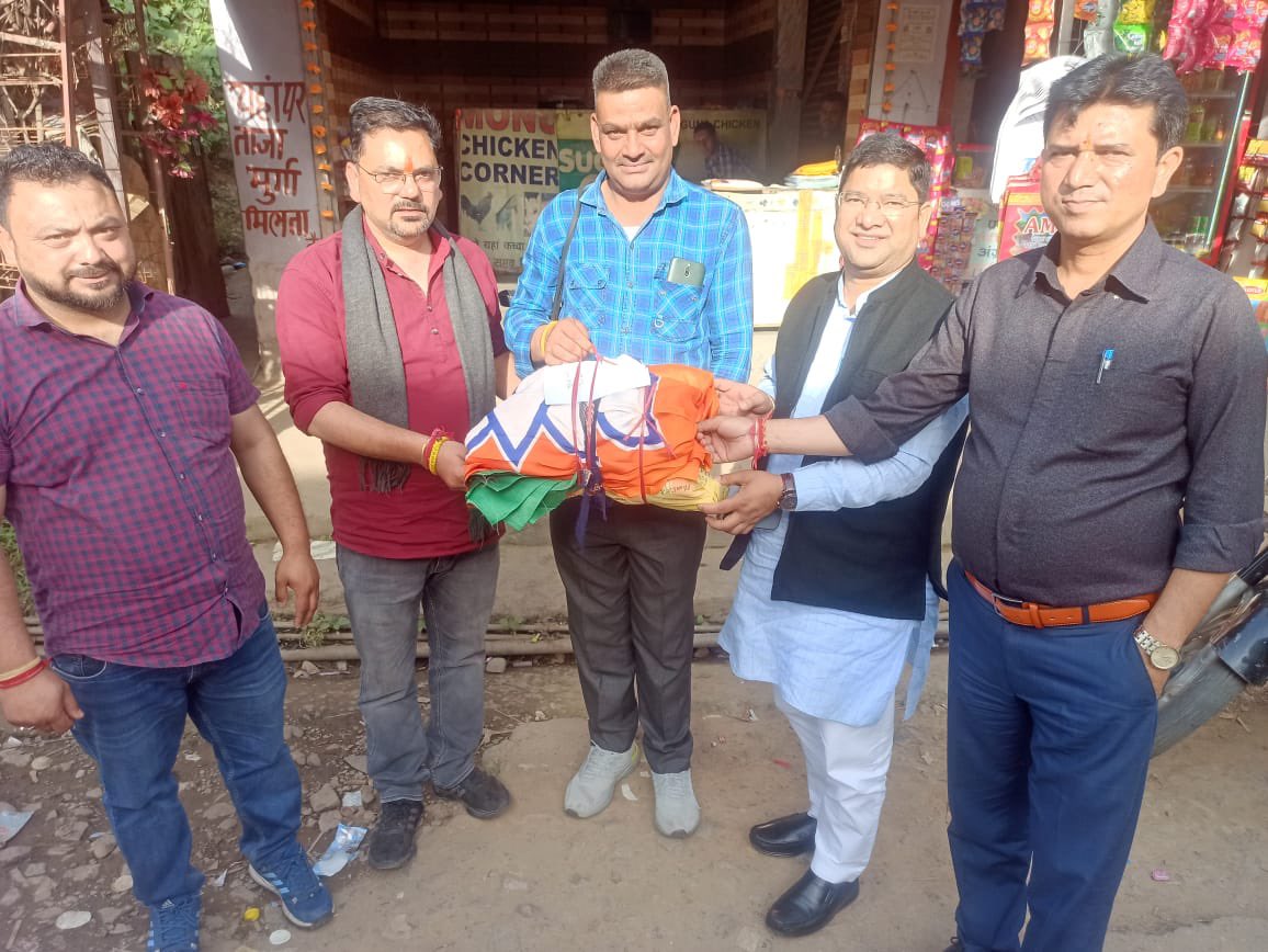 Ramesh_Gariya's tweet photo. आज जोगिंदर नगर के लढ़ भडोल क्षेत्र में मंडल अध्यक्ष श्री अजय सकलानी जी, विस्तारक श्री जय जी एवं महामंत्री श्री संजीव जी के साथ विभिन्न ग्राम केन्द्रों बनान्दर, उटपुर, सीमस, भडोल, पंजालग, तुला, लांगणा, बसाही आदि के सभी बूथों के लिए ग्राम केंद्र प्रमुखों को चुनाव सामग्री किट दी। https://t.co/xt2OSEj3Ra