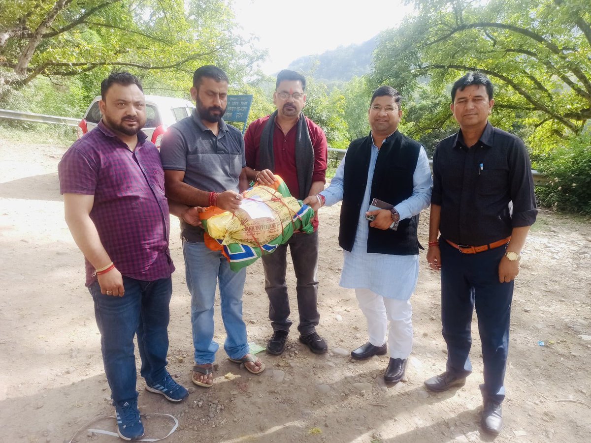 Ramesh_Gariya's tweet photo. आज जोगिंदर नगर के लढ़ भडोल क्षेत्र में मंडल अध्यक्ष श्री अजय सकलानी जी, विस्तारक श्री जय जी एवं महामंत्री श्री संजीव जी के साथ विभिन्न ग्राम केन्द्रों बनान्दर, उटपुर, सीमस, भडोल, पंजालग, तुला, लांगणा, बसाही आदि के सभी बूथों के लिए ग्राम केंद्र प्रमुखों को चुनाव सामग्री किट दी। https://t.co/xt2OSEj3Ra