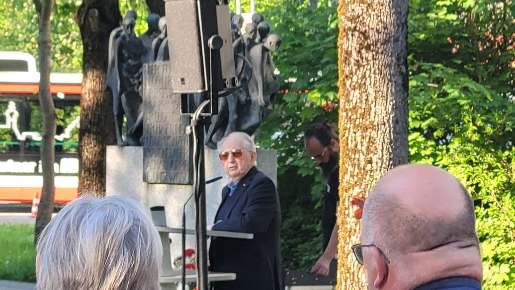 Bewegender Moment am #Todesmarsch-Mahnmal in #Dachau: #AbbaNaor, Überlebender u.a der KZ #Stutthof, #Auschwitz und #Dachau, hält eine eindrückliche Rede. Dabei blickt er auch auf den aktuellen Antisemitismus, Rassismus und Rechtsextremismus in Deutschland. #Endphase1945 #Erinnern