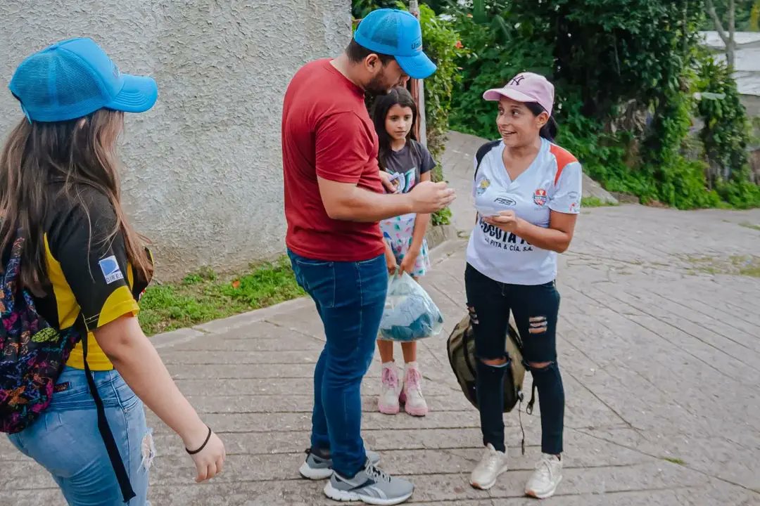 #ReporteUnidad | Nuestro equipo unitario del municpio Junin recorrio los sectores de la Colina y Calle Colombia, llevando el mensaje de Unidad, de Democracia y Libertad que tanto quiere Venezuela!

#UnidosParaCambiarVzla
#UnidadYVoto 
#EdmundoPaTodoElMundo 
#EleccionesLibresVzla