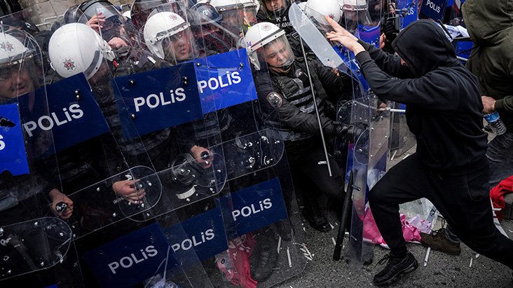 İstanbul'da 1 Mayıs Emek ve Dayanışma Günü'nde Saraçhane Meydanı'nda polislere taş ve sopayla saldırdıkları gerekçesiyle gözaltına alınan 65 şüpheliden 52’si, tutuklama talebiyle nöbetçi sulh ceza hakimliğine sevk edildi.