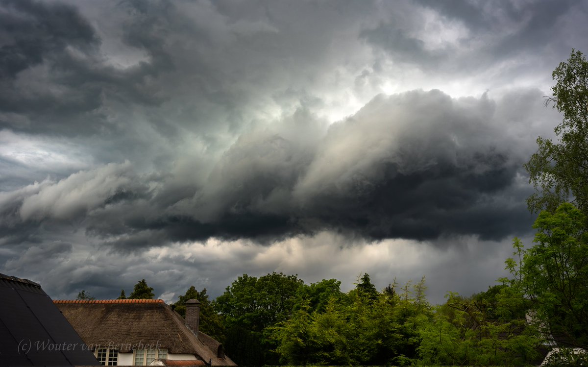 ⛈️ Arcuskraagje zojuist vanaf mijn balkon, vlakbij Nijmegen! #onweer