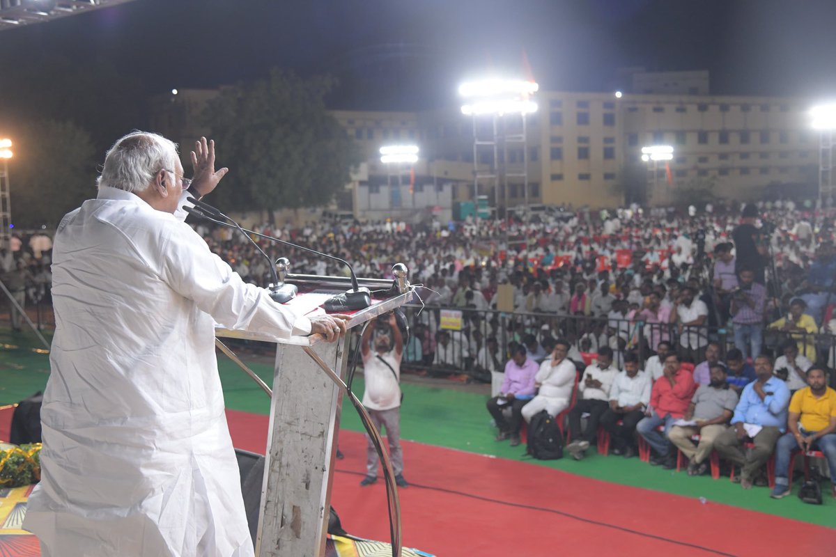 ಮೋದಿಯವರು ಹಾಗೂ ಬಿಜೆಪಿಯ ಅನೇಕ ಶಾಸಕರು, ಸಂಸದರು ಹಾಗೂ ಅಭ್ಯರ್ಥಿಗಳು ಬಹಿರಂಗವಾಗಿ ನಾವು 400 ಸೀಟ್ ಗೆದ್ದು 2/3 ರಷ್ಠು ಬಹುಮತ ಬಂದರೆ ಈ ದೇಶದಲ್ಲಿ ಸಂವಿಧಾನ ಬದಲಾಯಿಸುವುದಾಗಿ ಹೇಳಿದ್ದಾರೆ. ನೀವು ಅವರಿಗೆ 2/3ರಷ್ಟು ಬಹುಮತ ನೀಡಿದರೆ, ಈ ದೇಶದಲ್ಲಿ ಸಂವಿಧಾನ ಇರುವುದಿಲ್ಲ. ಆಗ ನೀವು ಯಾವುದೇ ರೀತಿಯ ಮೀಸಲಾತಿ ಪಡೆಯಲಾಗುವುದಿಲ್ಲ.…