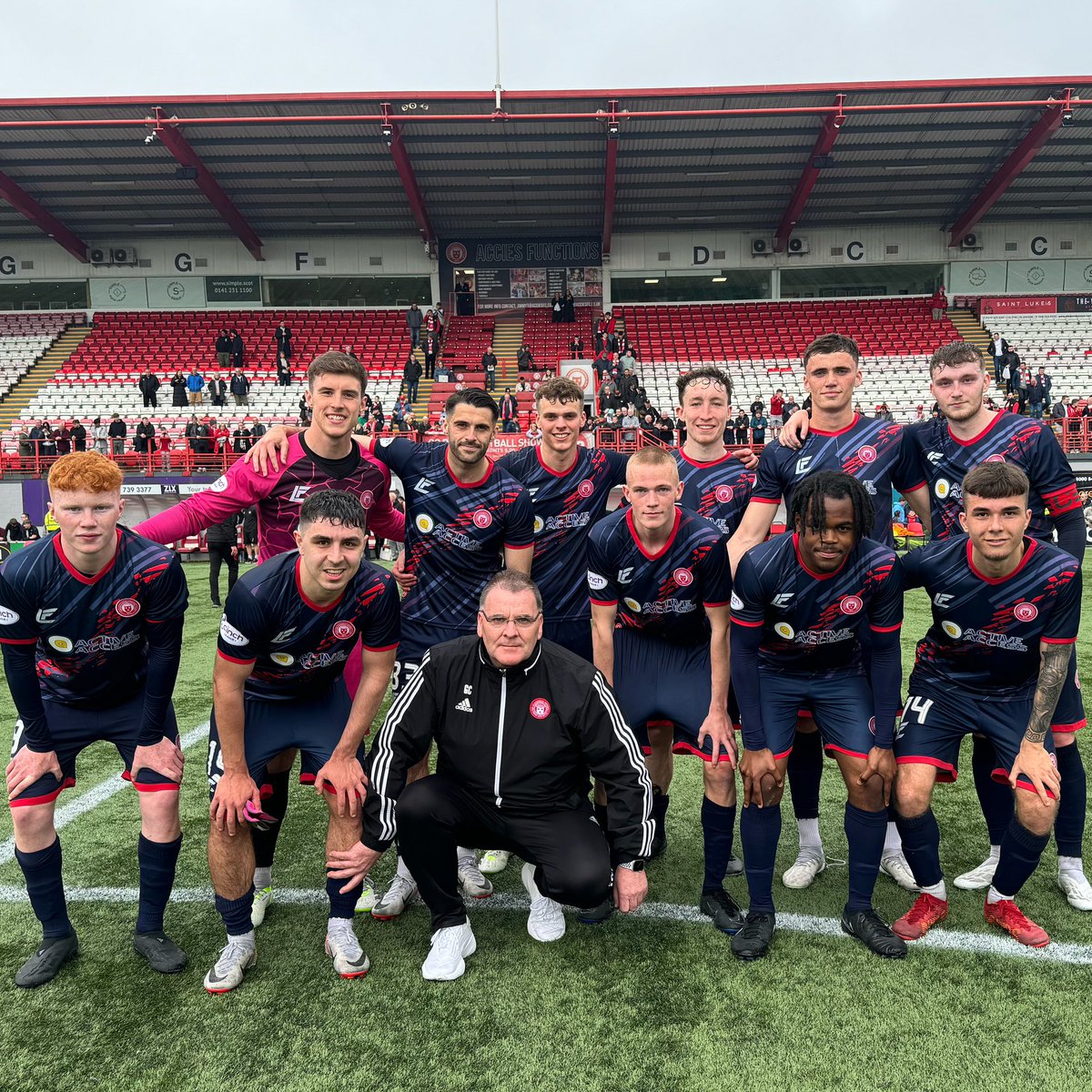 Our 11 Accies Academy graduates who played today with Director of Youth Academy, George Cairns 👥🤝