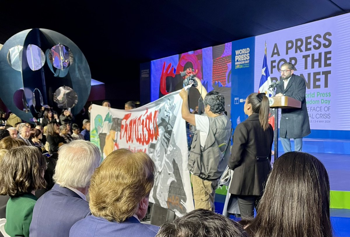 🇨🇱 Pres @GabrielBoric opens #WorldPressFreedomDay he was disrupted by spontaneous demo, he handled calmly w dialogue, no security or use of force. THIS is respect for #FreedomofExpression. Take note 🇺🇸 European pol leaders, @Columbia Pres Shafik & acad leaders #StudentProtests