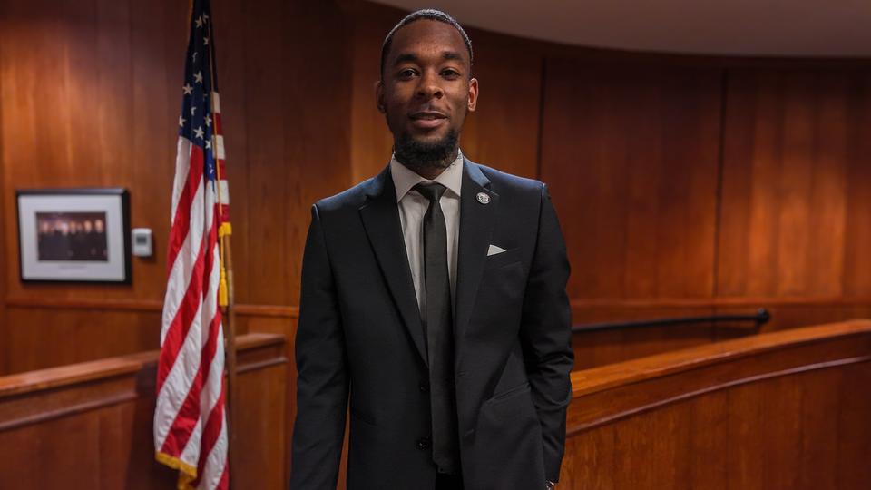 #NCCU24 | Meet Darius Stephens-York, a soon-to-be NCCU School of Law grad making a difference! Through founding The Haven Newberry nonprofit and advocating in juvenile court, Darius is dedicated to empowering youth. | #EaglePride #NCCULaw | READ MORE: tinyurl.com/NCCUDariusStep…
