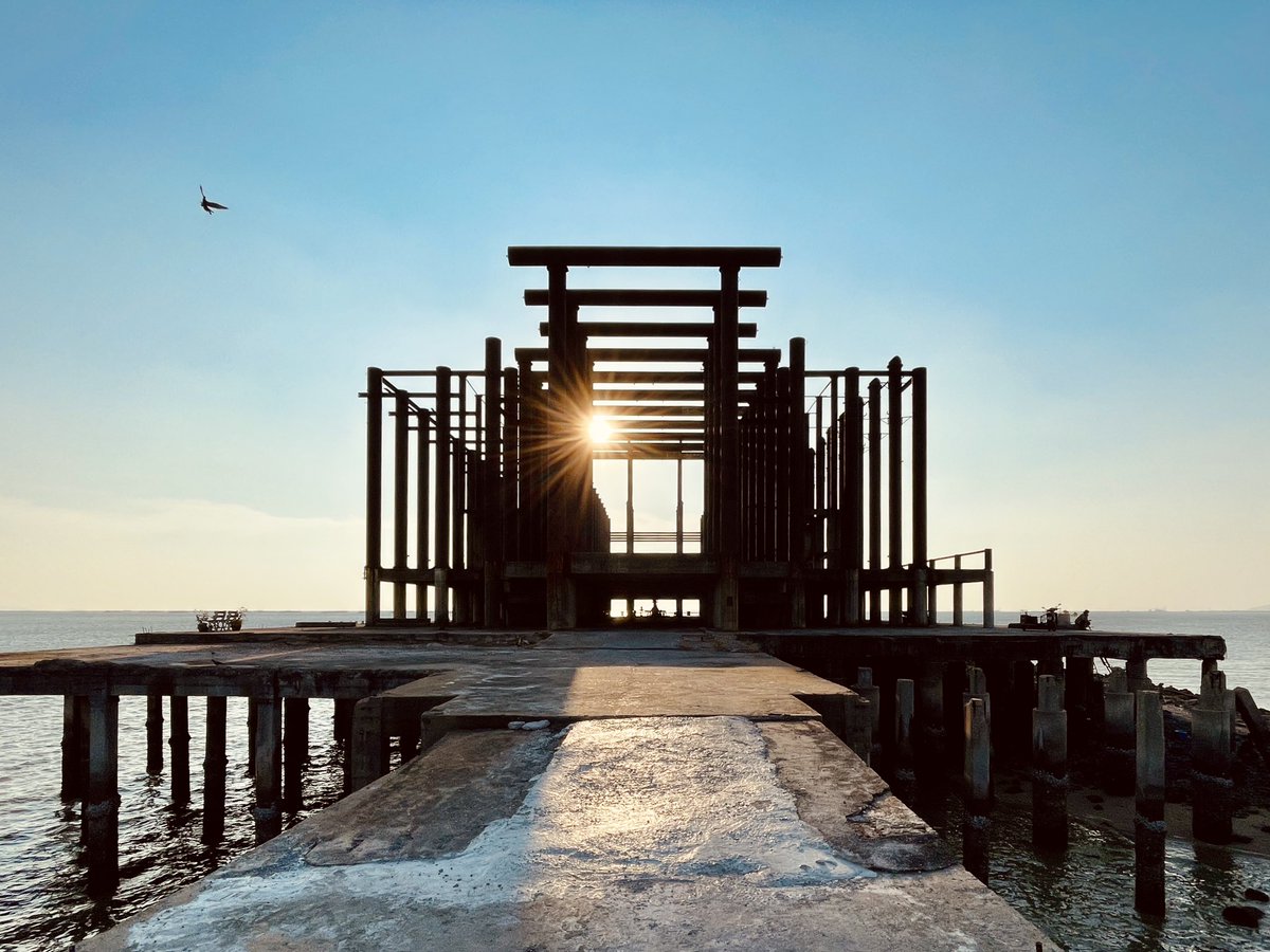 take_ushi's tweet photo. 海上で朽ち果てた寺院
“骨”だけが取り残されているこの寺院は
“骨”を撒く人が訪れる海葬の場でもある
この儚さは廃墟というより遺跡と呼びたくなるほど美しい
Ocean Sanctuary (Chon Buri) https://t.co/XkICwWLkBv