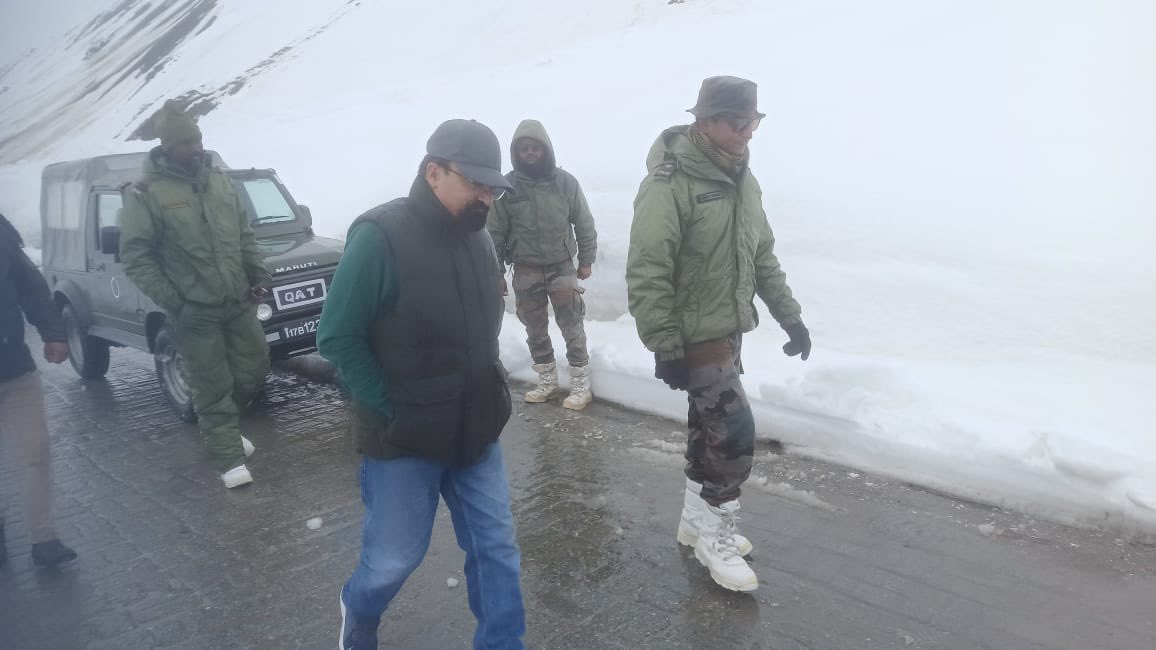 Today inspected the progress of snow clearance work @ Zojila Axis.Only1.5Km of road remains to b cleared. The dedicated BRO team, including Vijayak,is working tirelessly. Priority will b given 4 shifting stranded NEET aspirants to reach their centers & other stranded passengers.