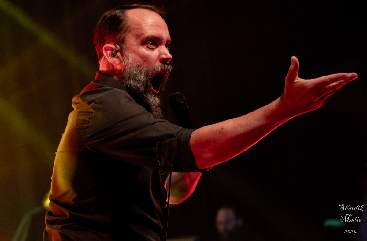 Clutch and the New World Samurai Tour made a stop at the Castle Theatre. 📷: Wayne Edwards. Show recap and photos at FFMB, flyingfiddlesticks.com/2024/05/04/clu… @clutchofficial @blacktopmojo @thenativehowl @castletheatre #Clutch #BlacktopMojo #TheNativeHowl #heavymetal #stonerrock #stoner