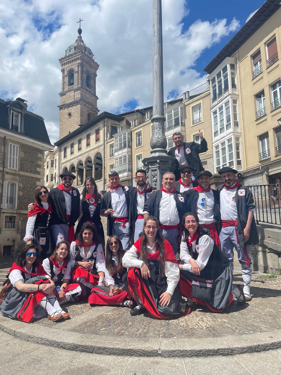 LOSALEGRIOS's tweet image. Un par de imágenes del bonito día de San Prudentzio que pasamos!! 🐌🍄

Gora Alegríos!! 
#sanprudentzio