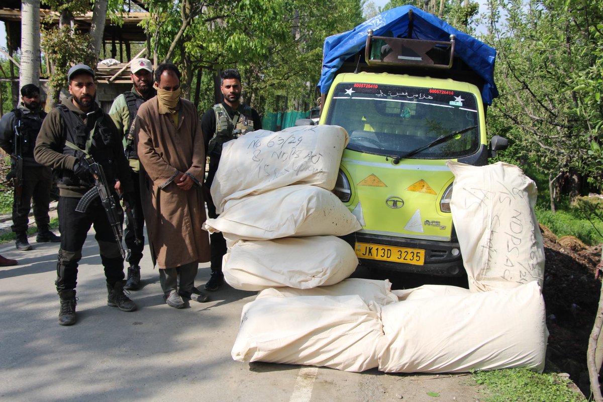 Shopian Police arrested a drug peddler boarded in a vehicle bearing Reg No.JK13D-3235 during naka checking at Peerpora Rakh Children Crossing & recovered 236 kg of Poppy straw from his possession. Case registered & investigation initiated. @JmuKmrPolice @DigSkr @IPS_Tanushree