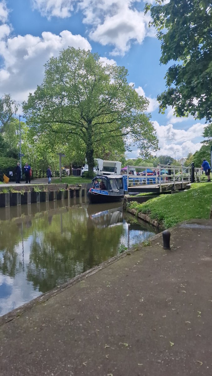 Beautiful day at the Droitwich Canal Festival...running till Monday at Vine Park. Boat rides, street food, stalls, beer tent and music. Perfect bank holiday vibe! @VisitWorcs