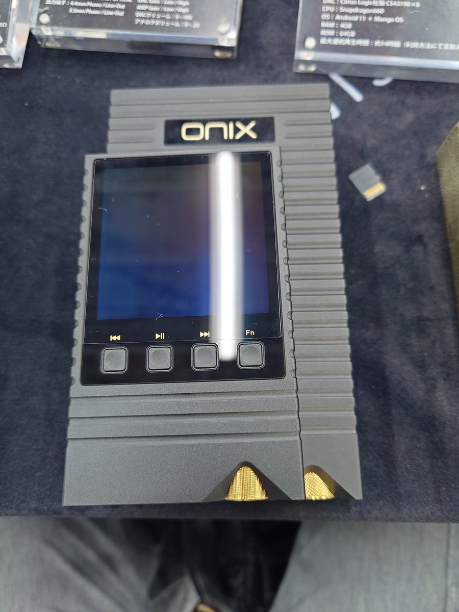 ONIX XM5からXP1へのラインアウトによる出力、やや音の角がわかりやすくなり中域が強めの音になる。かなりリスニングよりになって楽しい音に。まあこの接続をすることはあんまりないでしょうが参考までにｗ こういうの試せるのが小規模イベントの良いところですね