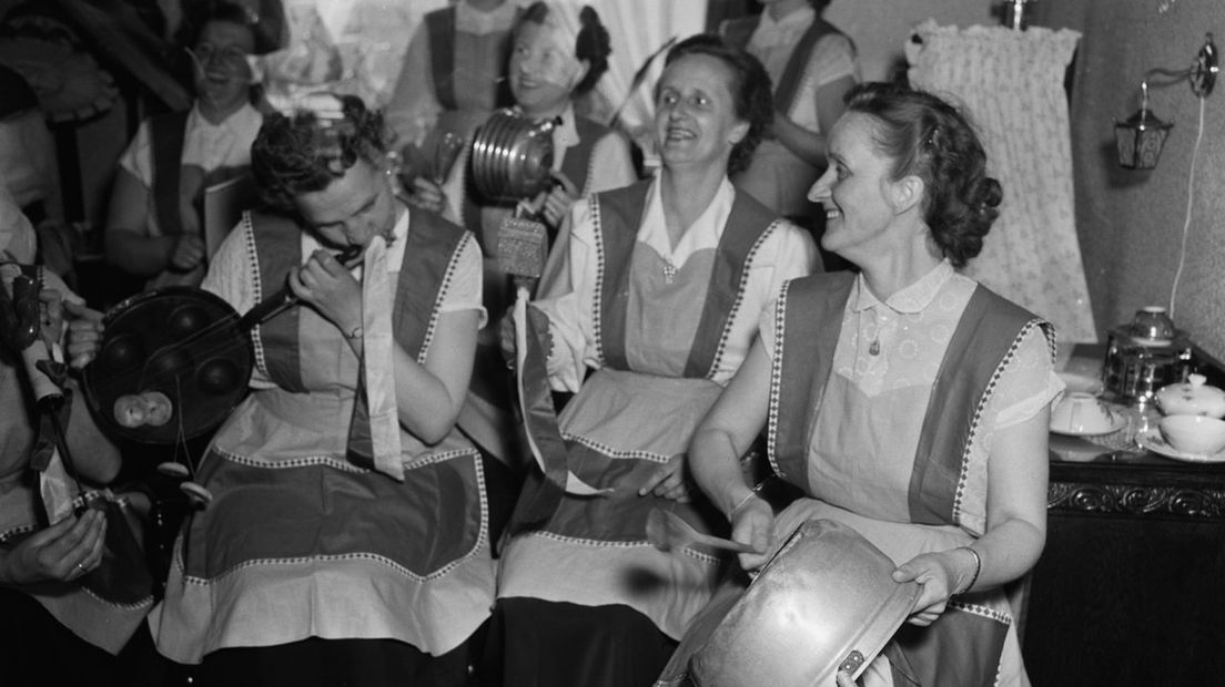 #Utrecht. In de jaren '50 had #Zuilen een mannenkoor en de heren gingen ieder jaar een dagje uit. De dames mochten niet mee en dus startten zij hun eigen orkest: het #UtrechtseHuisvrouwenorkest. Ze maakten muziek met potten en pannen en werden bekend. Nederland vond het geweldig.