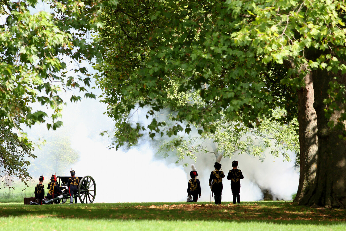 💥 To mark the first anniversary of the Coronation of Their Majesties The King and Queen, a Royal Gun Salute will be fired by @KingsTroopRHA at 12.00pm in The Green Park on Monday 6 May, 2024.
