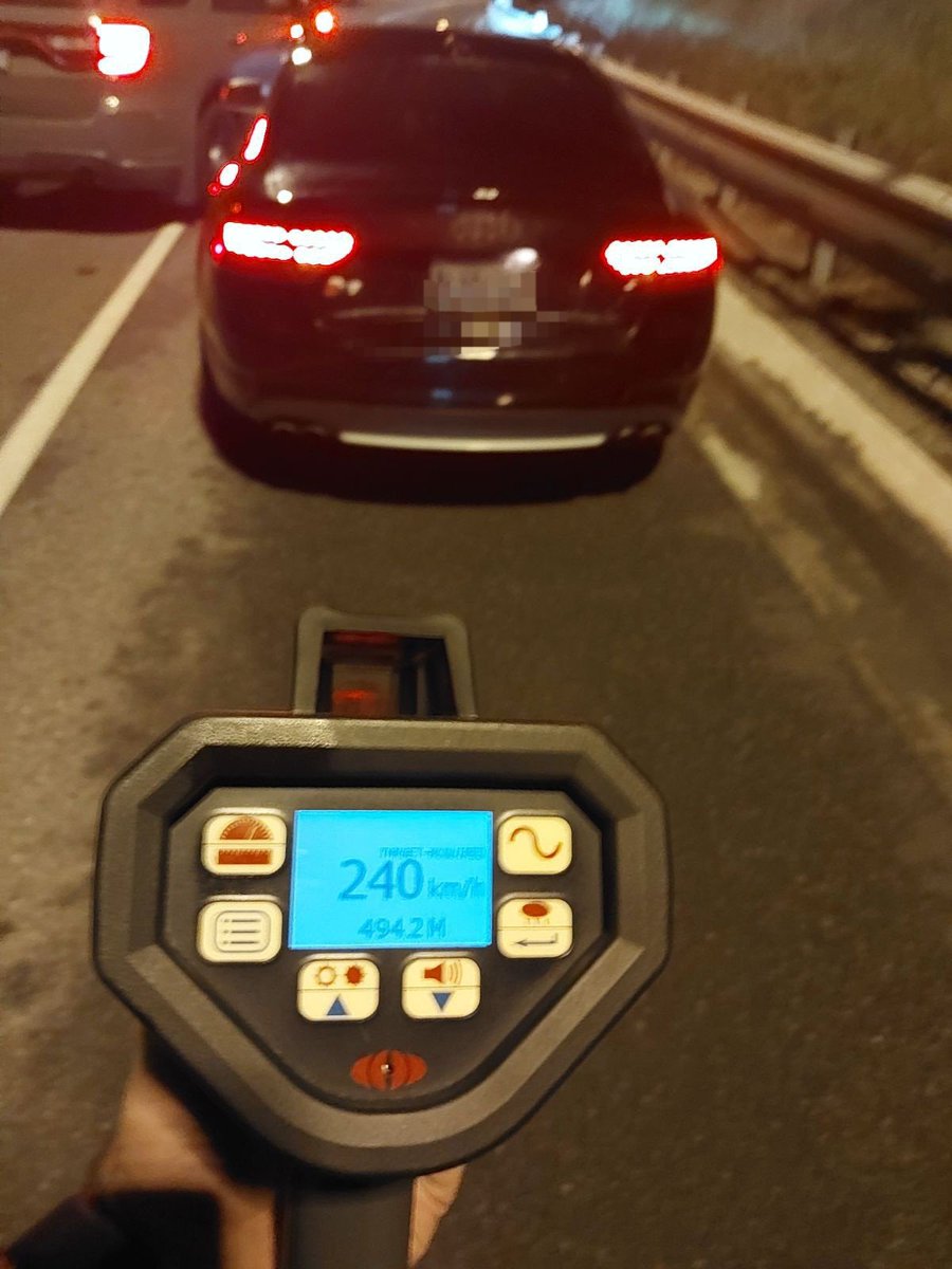 G1 driver arrested and held for Bail. #MississaugaOPP charged the 16 year old driver with #stuntdriving 240km/hr. Dangerous Operation, Fail to Comply with Release order G1 violations other HTA violations.
#HWY401 Winston Churchill.
#Slowdown
#drivesafe^td