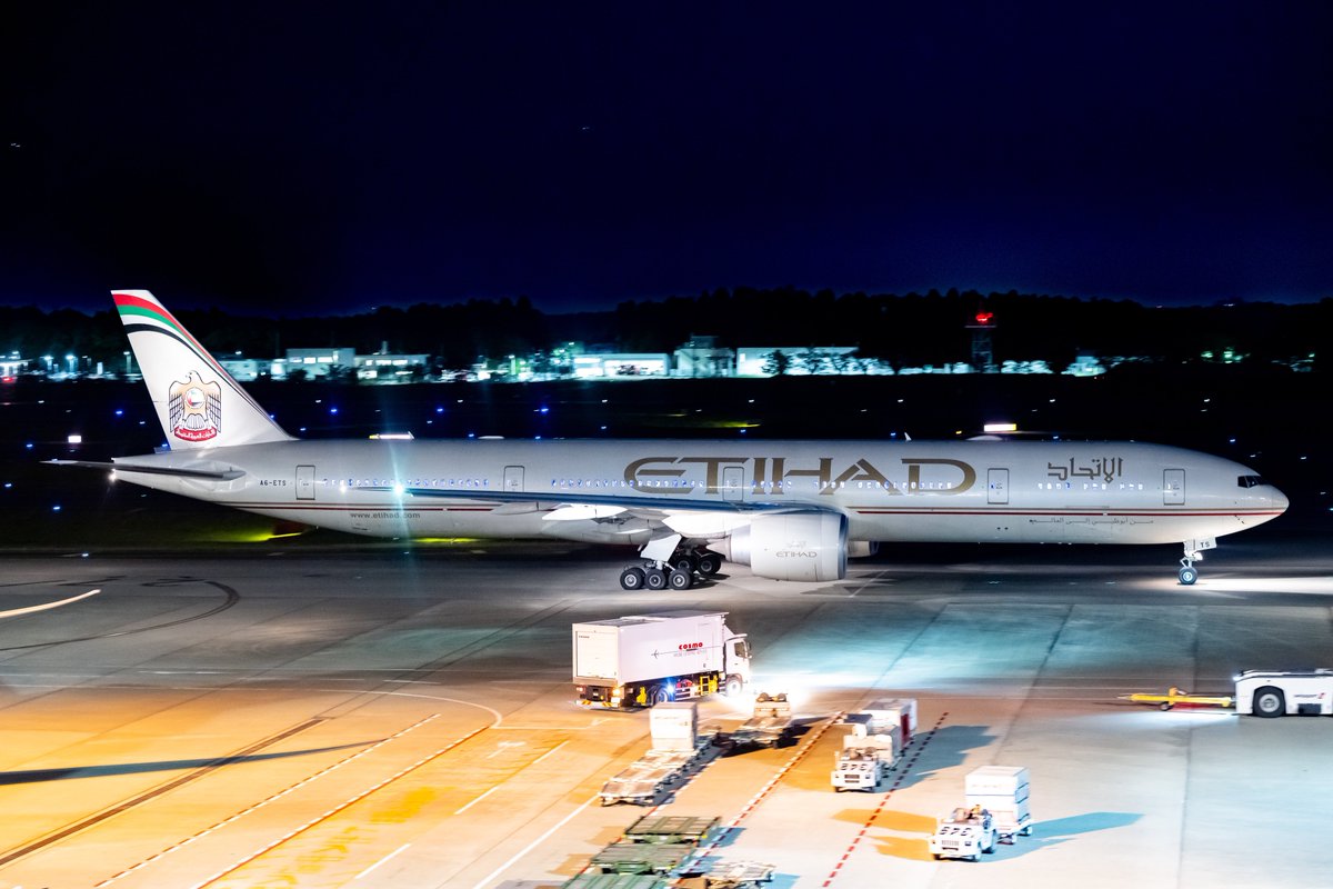 2024/5/4
NRT/RJAA
Etihad Airways
Boeing 777-3FX(ER)  A6-ETS

4時間DLYで17時頃に到着した今日のEY
素晴らしい光線の中降りてきました
上がりは3脚を持っていなかったので手持ちで何とか止めました