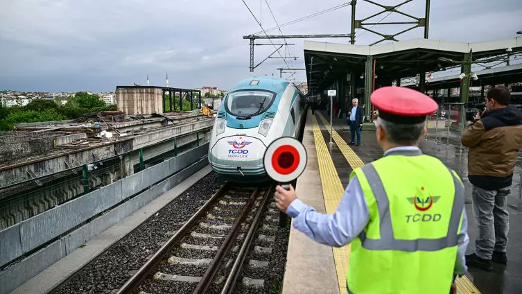Sivas-İstanbul arası aktarmasız Yüksek Hızlı Tren seferleri başladı. 

14 saatlik yol 7 saate indi.