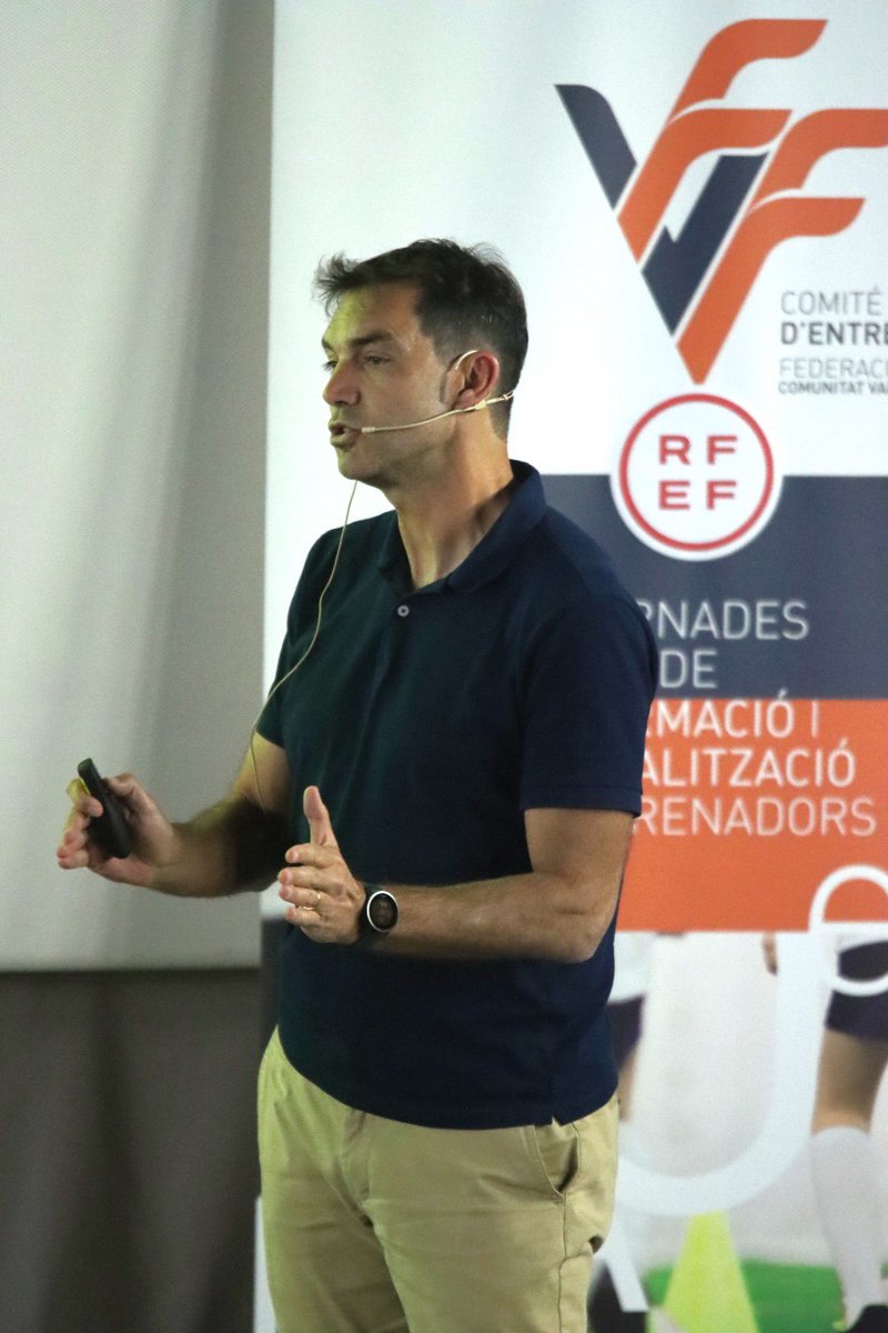 ENTRENADORS/ES |

Conocimiento + entrenadores = una tarde PERFECTA

Ayer tuvimos jornada de actualización para entrenadores/as en Onda ☺️

Con <a href="/hablemos_defutb/">Luismi Loro</a>, <a href="/oscarmistral/">Óscar Suárez</a> y <a href="/juanbernates/">juan miguel bernat</a> 🔝🔝🔝

Gracias, <a href="/OndaAjuntament/">Ajuntament d'Onda</a>! Todo facilidades, salió todo de lujo 👏

#somFutbol