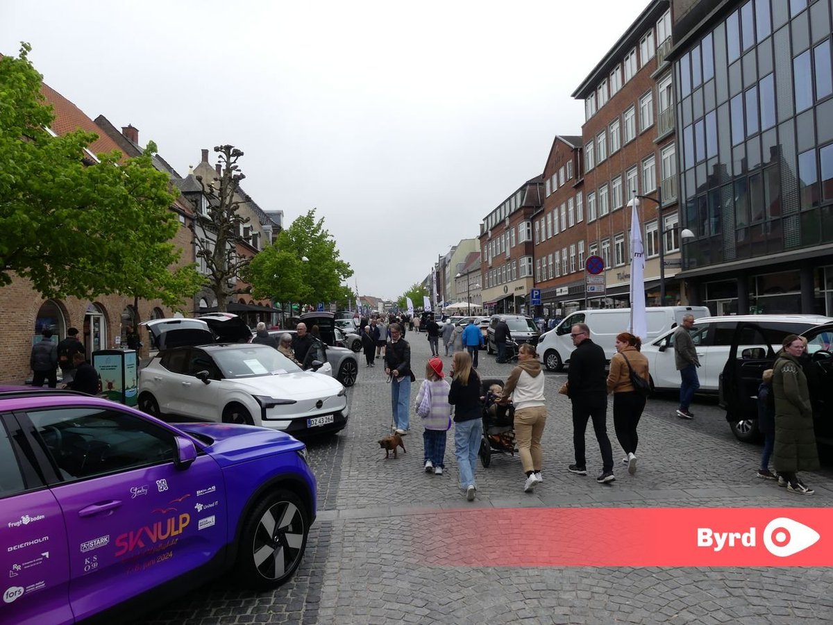 Oplev når #Holbæk #Bymidte forvandles til et mekka for køretøjsentusiaster i alle aldre! Glæd dig til en dag med en mangfoldighed af nye, klassiske og unikke køretøjer, der vil fylde gaderne med liv.