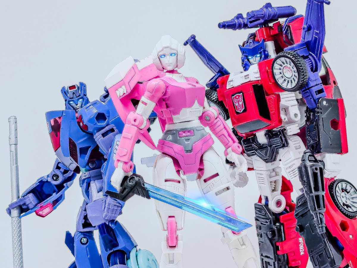🎵here come the girls🎵 #Transformers #toyphotography #Maccadam