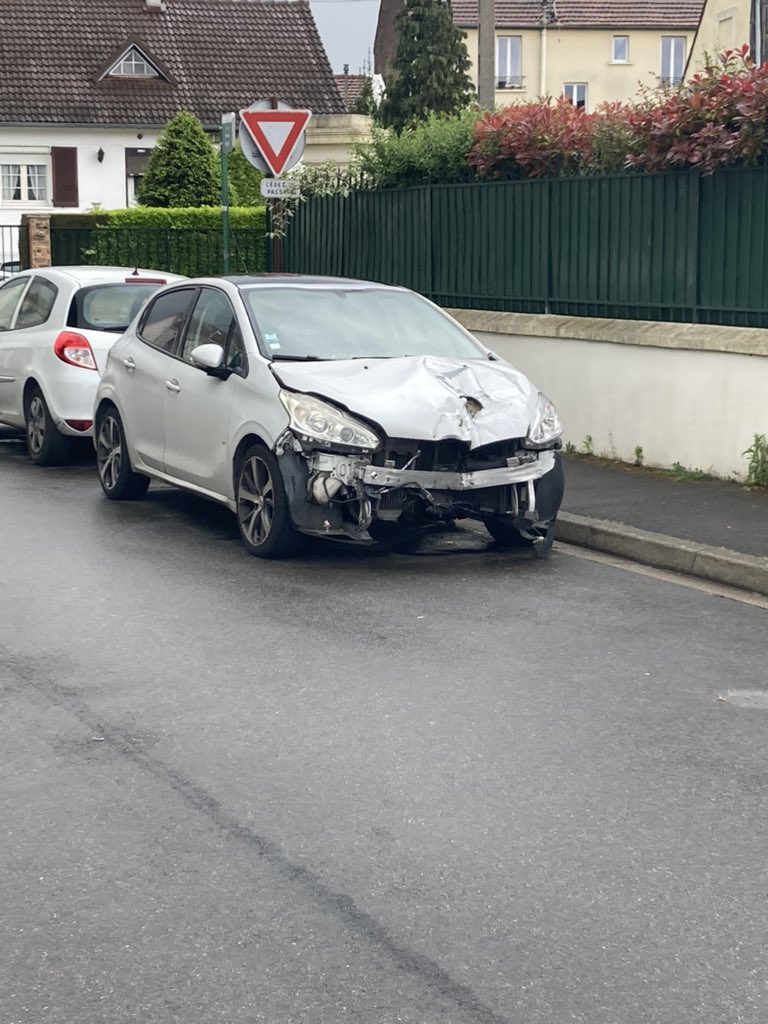 Merci aux services compétents de venir retirer ce véhicule épave qui semble volée et qui a en tout etat de cause pris la route en sens interdit #aulnaysousbois @brunobeschizza @AulnaySousBois @PoliceNationale Rue Étienne Dolet