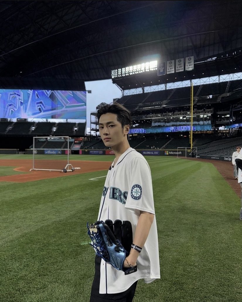 Mffescal's tweet image. Paying homage to my muse, Jay Buhner, the legendary Mariners right fielder. Wearing his number feels like stepping into his shoes, living the dream on the field. He even wrote me a message, knowing that he acknowledged my love for the game means everything to me. My heart’s full.