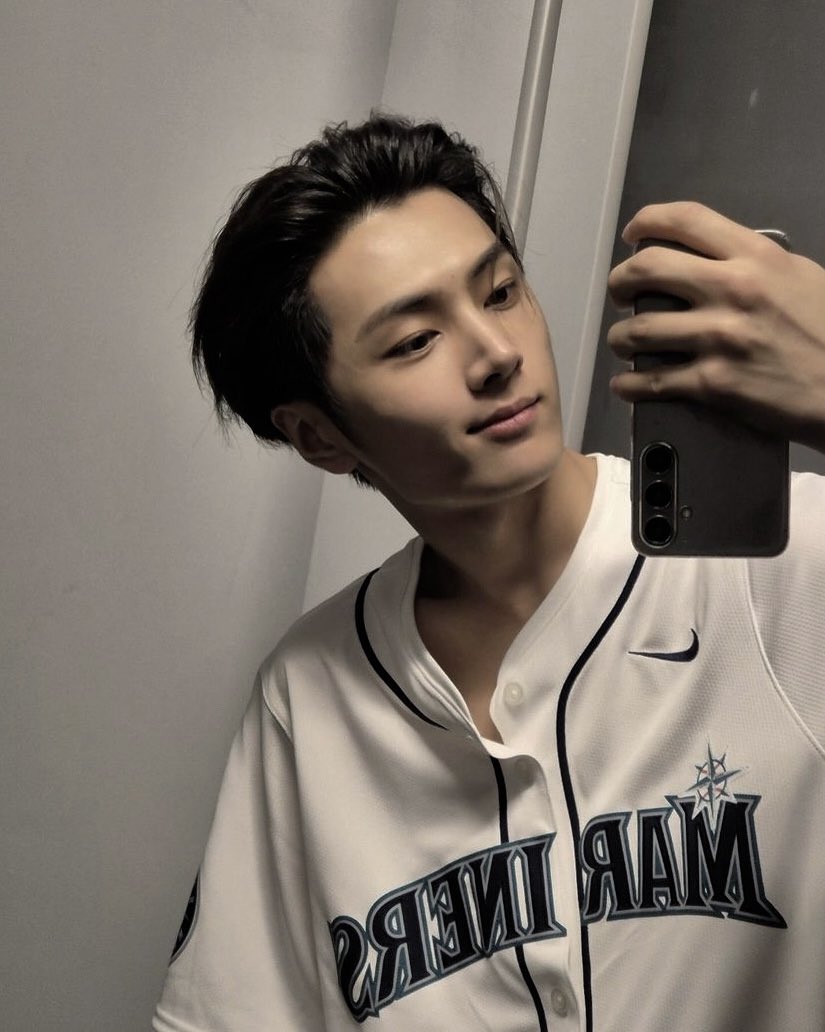 Mffescal's tweet image. Paying homage to my muse, Jay Buhner, the legendary Mariners right fielder. Wearing his number feels like stepping into his shoes, living the dream on the field. He even wrote me a message, knowing that he acknowledged my love for the game means everything to me. My heart’s full.