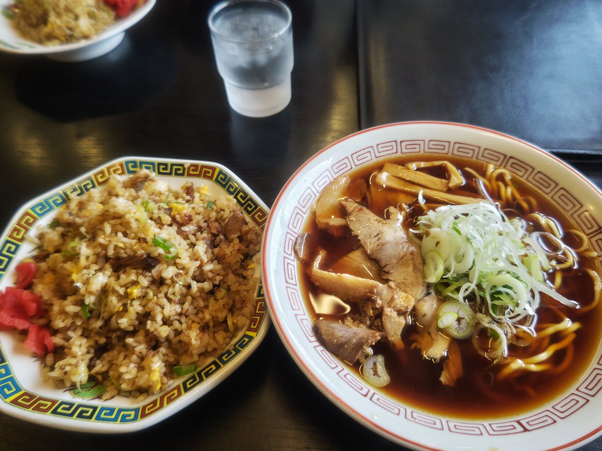 長野で蕎麦食って寺巡って一泊

こっち帰ってお初の五衛門へ

ラーメン並炒飯並セット

優しめの醤油ラーメン＆濃い目の炒飯コンビは最強

麺を啜ってスープ飲んだ後からの炒飯頬張る流れ。ここに中瓶なんか有ろうもんならその場で昇天不可避

チャーシュー絶品っす！持ち帰ってツマミにしたかった