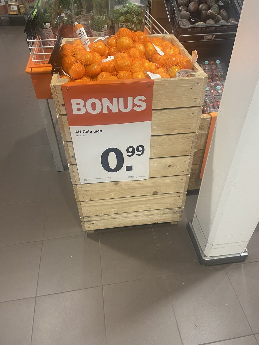 Hier werd ik even stil van!  De gele uien zijn bij @albertheijn tegenwoordig oranje! #2minutenstil