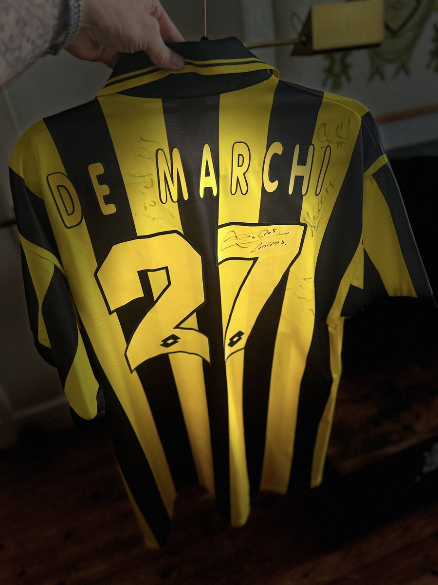 monnikenhuize's tweet photo. BIEDEN MAAR! Supporters shirt met handtekeningen seizoen 98-99 te koop! 
DELEN IS LIEF!  💛🖤

Opbrengst uiteraard naar onze club! 
#Vitesse #vitessearnhem https://t.co/PKa8DM0JNk