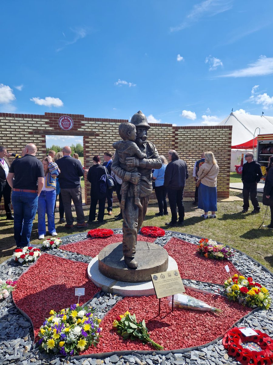 Was an absolute honour to speak at the opening of this stunning memorial to our fallen brothers & sisters in #Essex today. We may not know every name on the wall, but we are all united by our remarkable profession #WeRemember